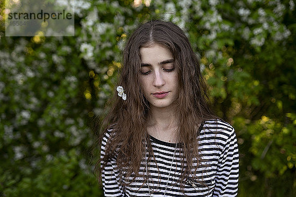 Junge Frau mit weißer Blume im Haar