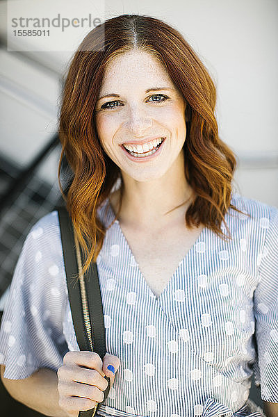 Lächelnde mittelalte Frau mit roten Haaren