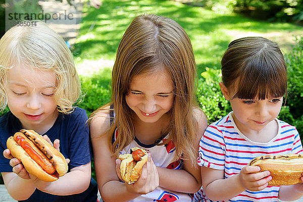 Kinder essen Hot Dogs