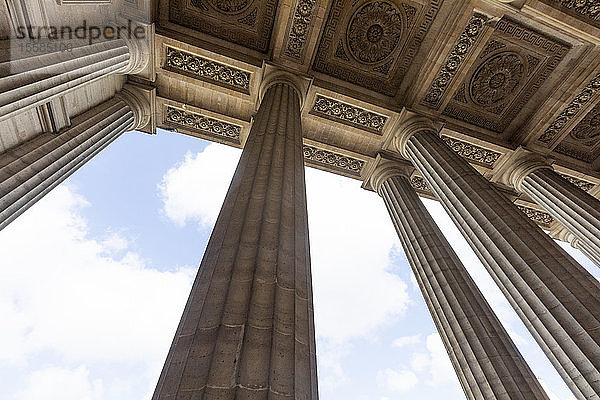 Säulen und Deckengemälde in Paris  Frankreich