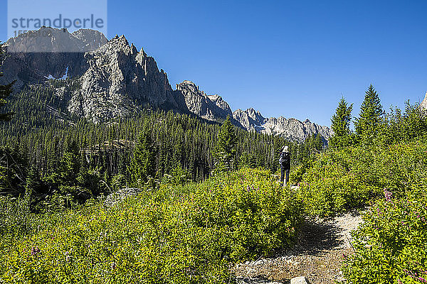 Frau beim Wandern durch die Sawtooth Mountains in Stanley  Idaho  USA