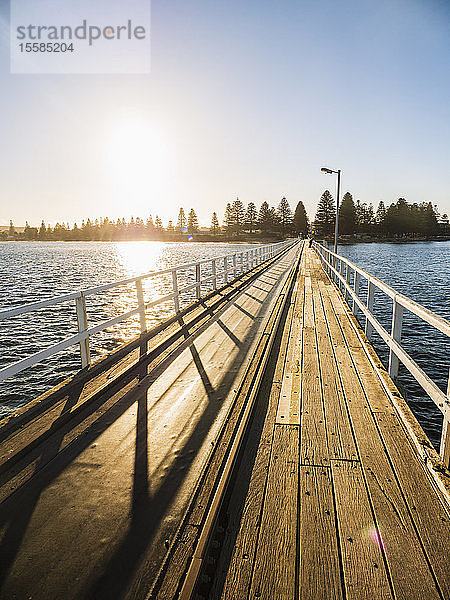 Pier bei Sonnenuntergang am Victor Harbor in Südaustralien  Australien