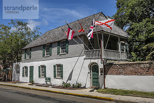 Haus mit mehreren Flaggen in St. Augustine  USA