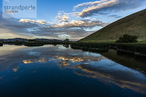 See am Hügel bei Sonnenuntergang in Picabo  Idaho  USA