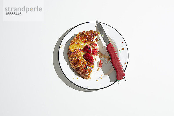 Erdbeer-Dänisches Gebäck auf Teller mit Schweizer Taschenmesser  Draufsicht