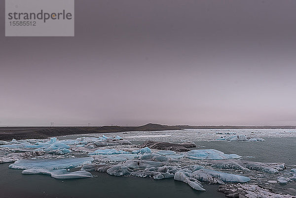 Küstenseelandschaft mit Eisbergen  Jokulsarlon  Island
