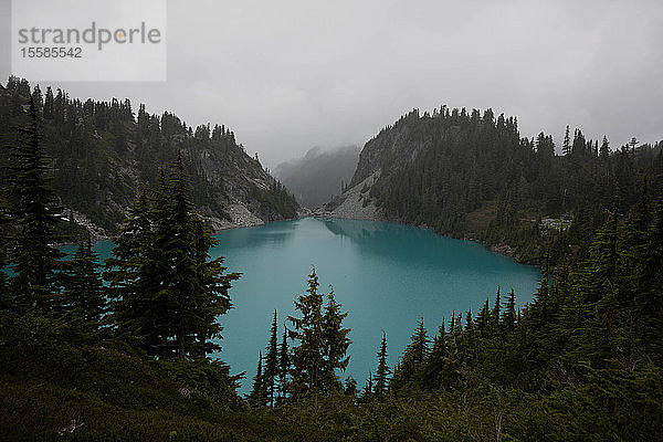 Nebel über den Bergen  Alpine Blue Lake  Washington  USA