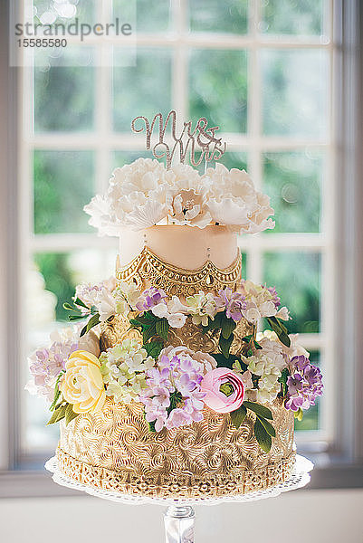 Herr und Frau Hochzeitstorte mit Goldmuster und Zuckerguss-Blumen zur Hochzeitsfeier