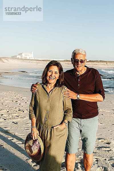 Älteres Ehepaar genießt Sonne am Sandstrand