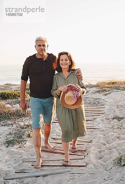 Älteres Ehepaar geht am Strand spazieren