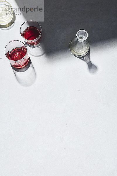 Hochkarätiges Stilleben mit Rotwein- und Weißweingläsern auf weißem Tisch  Draufsicht