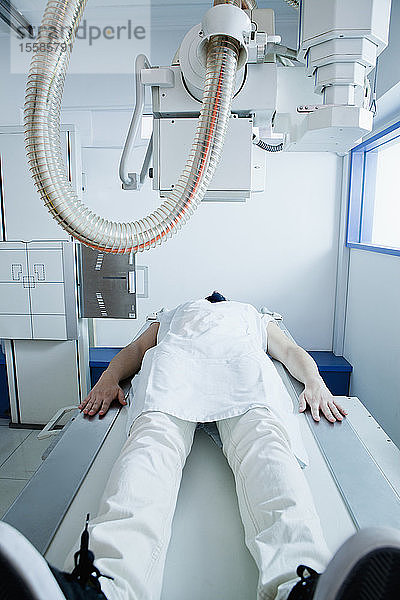 Junger männlicher Patient mit einem CT-Scan in der radiologischen Abteilung  Vorderansicht