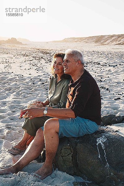 Älteres Ehepaar genießt Sonne am Sandstrand