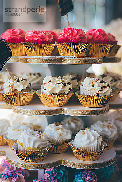 Cupcakes auf Tortenständer am Hochzeitstisch  Nahaufnahme