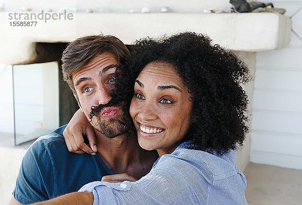 Pärchen beim Selbstausbau im Strandhaus