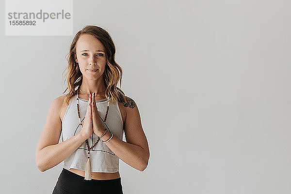 Frau praktiziert Yoga im Studio