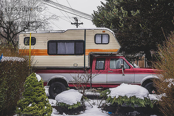 Am schneebedeckten Garten geparktes Wohnmobil  Vancouver  Britisch-Kolumbien  Kanada