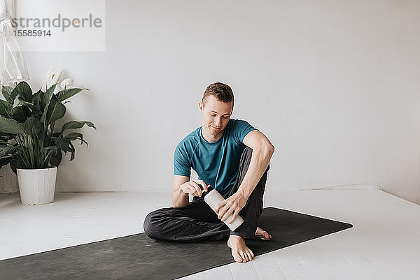 Mann macht Pause im Yoga-Studio