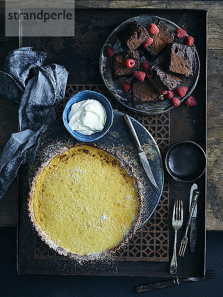 Zitronenquark-Torte und Brownies