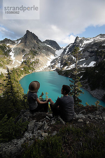 Paar genießt die Aussicht  Alpine Blue Lake  Washington  USA