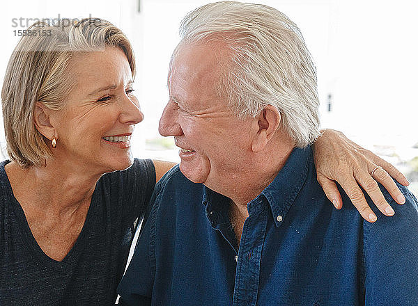 Liebende ältere Paare unterhalten sich zu Hause
