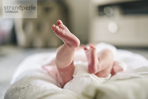 Baby zu Hause auf U-förmigem Kissen liegend