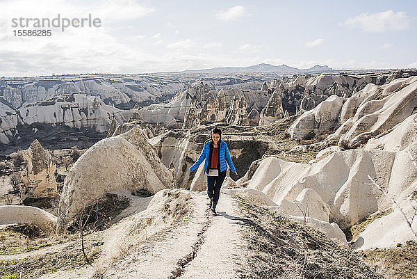 Frau wandert in felsigem Tal  GÃ¶reme  Kappadokien  Nevsehir  TÃ?rkei