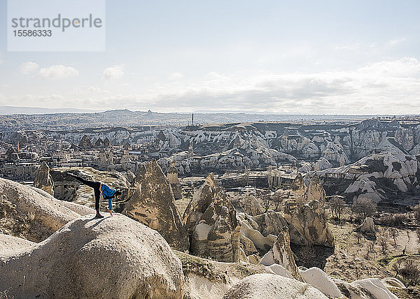 Frau praktiziert Yoga auf einem Felsen  GÃ¶reme  Kappadokien  Nevsehir  TÃ?rkei