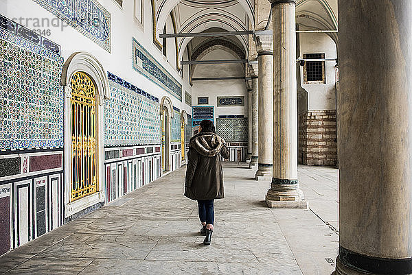 Frau erkundet den Topkapi-Palast  Istanbul  Türkei