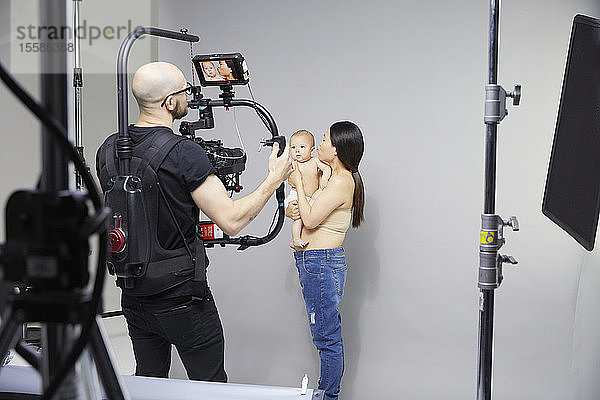 Fotograf  der Mutter und Baby porträtiert