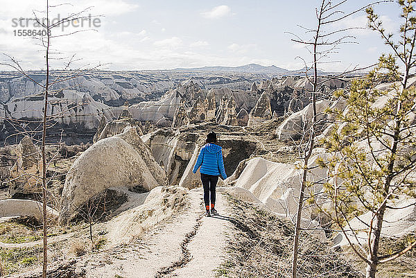 Frau wandert in felsigem Tal  GÃ¶reme  Kappadokien  Nevsehir  TÃ?rkei