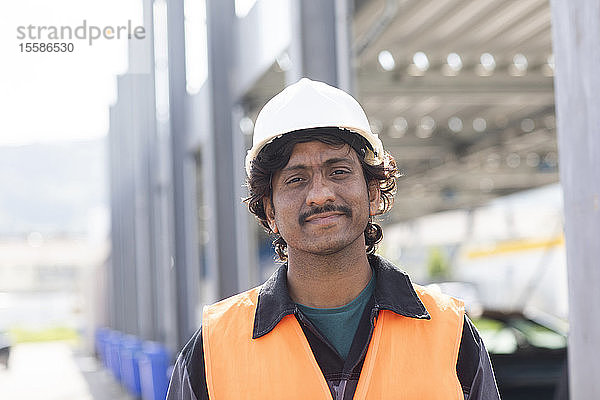 Männlicher Ingenieur auf der Baustelle  Kopf- und Schulterportrait