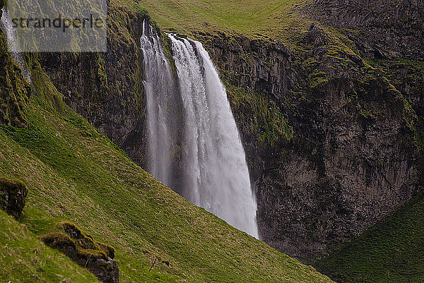 Landschaftsausschnitt eines Wasserfalls  Seitenansicht  Selfoss  Arnessysla  Island