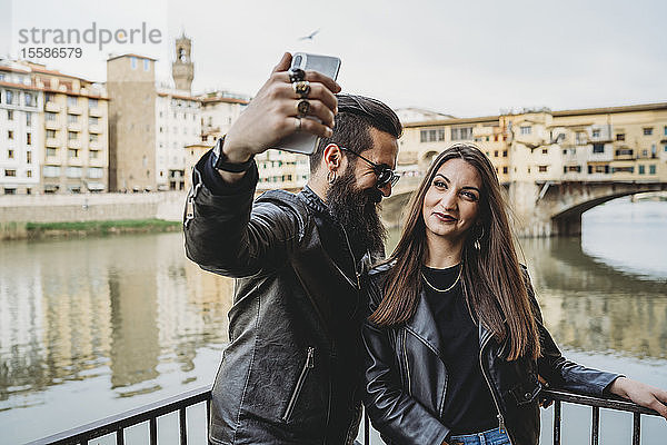 Paar  das sich auf der Brücke selbstständig macht  Ponte Vecchio  Florenz  Toskana  Italien