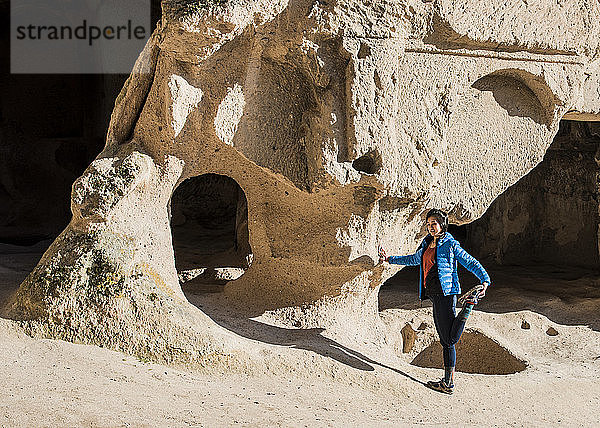 Frau praktiziert Yoga im Kloster Selime  GÃ¶reme  Kappadokien  Nevsehir  TÃ?rkei