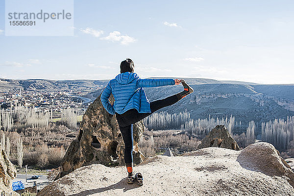 Frau praktiziert Yoga im Kloster Selime  GÃ¶reme  Kappadokien  Nevsehir  TÃ?rkei