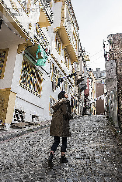 Frau erkundet Stadt  Istanbul  Türkei