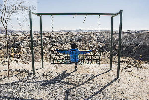 Frau geniesst Blick auf das Tal des Feenkamins auf der Schaukel  GÃ¶reme  Kappadokien  Nevsehir  TÃ?rkei