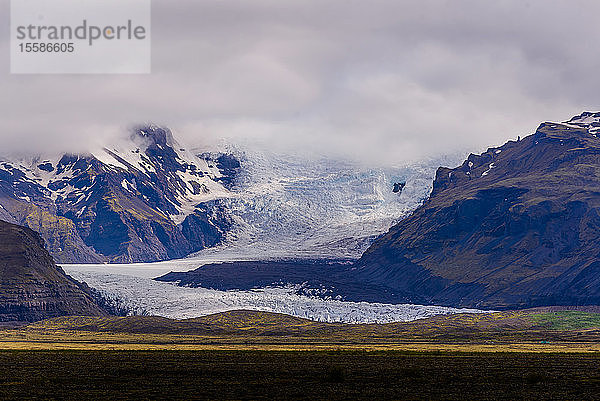 Schneebedeckte Berglandschaft mit Gletscher und niedrigen Wolken  Skaftafell  Austur-Skaftafellssysla  Island