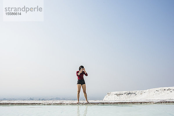 Frau blickt auf Thermalbad  Pamukkale  Denizli  Türkei
