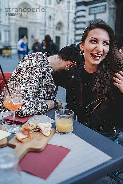 Mann lehnt Kopf gegen Schulter einer Frau im Café  Santa Maria del Fiore  Florenz  Toskana  Italien