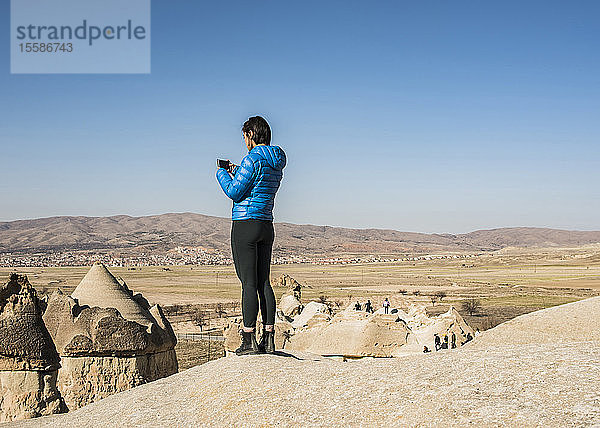 Frau beim Fotografieren des Feenschornsteins  GÃ¶reme  Kappadokien  Nevsehir  TÃ?rkei