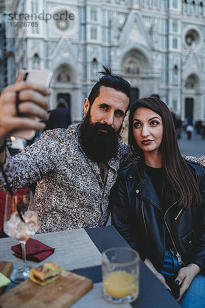 Paar  das sich in einem Cafe vergnügt  Santa Maria del Fiore  Florenz  Toskana  Italien