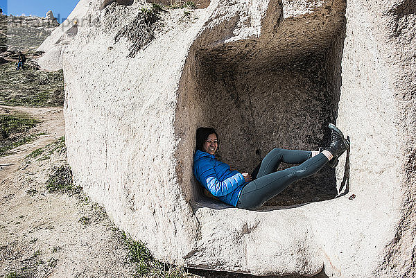 Liegende Frau in HÃ¶hle  Schloss Uchisar  GÃ¶reme  Kappadokien  Nevsehir  TÃ?rkei