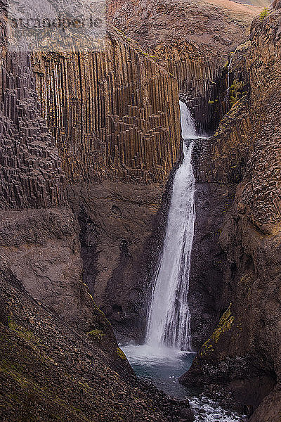 Blick auf Felsformation  Erosion und Wasserfall  Hofn  Austur-Skaftafellssysla  Island