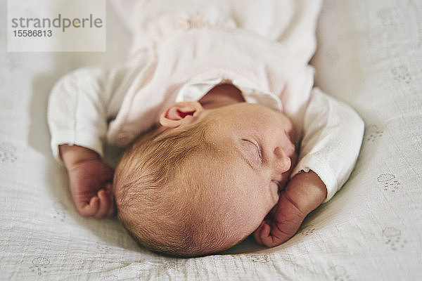 Baby schläft zu Hause auf einem U-förmigen Kissen