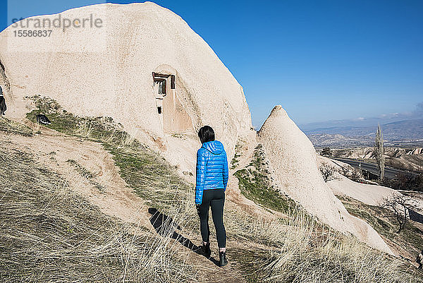 Frau erkundet Schloss Uchisar  GÃ¶reme  Kappadokien  Nevsehir  TÃ?rkei