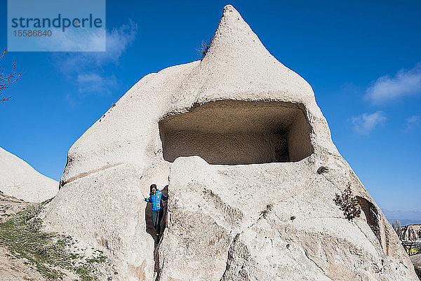 Frau erkundet Schloss Uchisar  GÃ¶reme  Kappadokien  Nevsehir  TÃ?rkei