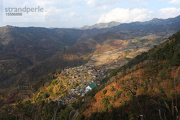 Blick über die Naga-Hügel auf ein kleines Naga-Dorf  terrassierte Reisfelder und Ackerland  Nagaland  Indien