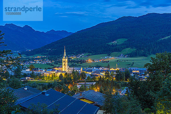 Blick auf die beleuchtete Kirche in Radstadt in der Abenddämmerung  Radstadt  Steiermark  Österreich